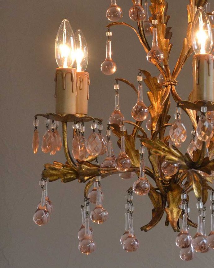 ガラスパーツのシャンデリア 照明・ライティング フランス輸入のアンティークシャンデリア(5灯)(E17シャンデリア球付) 。たっぷり付いたガラスのアクセサリーのゆらめきがロマンチックです。(h-344-z)