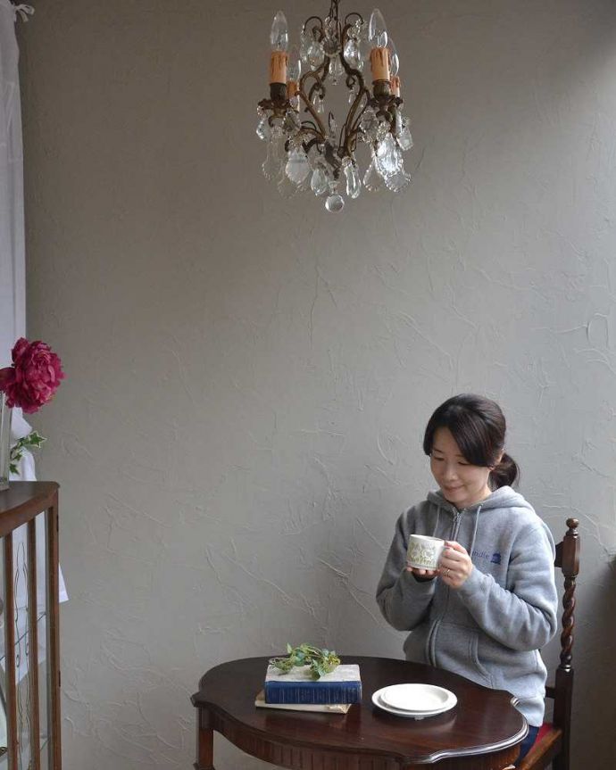 シャンデリア　照明・ライティング　アンティーク　シャンデリア(4灯)。こんなシャンデリアの下だと、本を読んだりお茶する時間がワクワクしそうです！。(h-345-z)