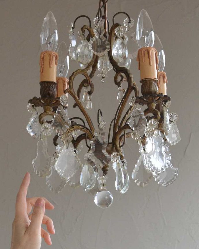 シャンデリア　照明・ライティング　アンティーク　シャンデリア(4灯)。引っ掛けシーリングのタイプに加工してお届けしますので、リビングやダイニングテーブルの上などお好きな場所に簡単に取り付けてみてください。(h-345-z)