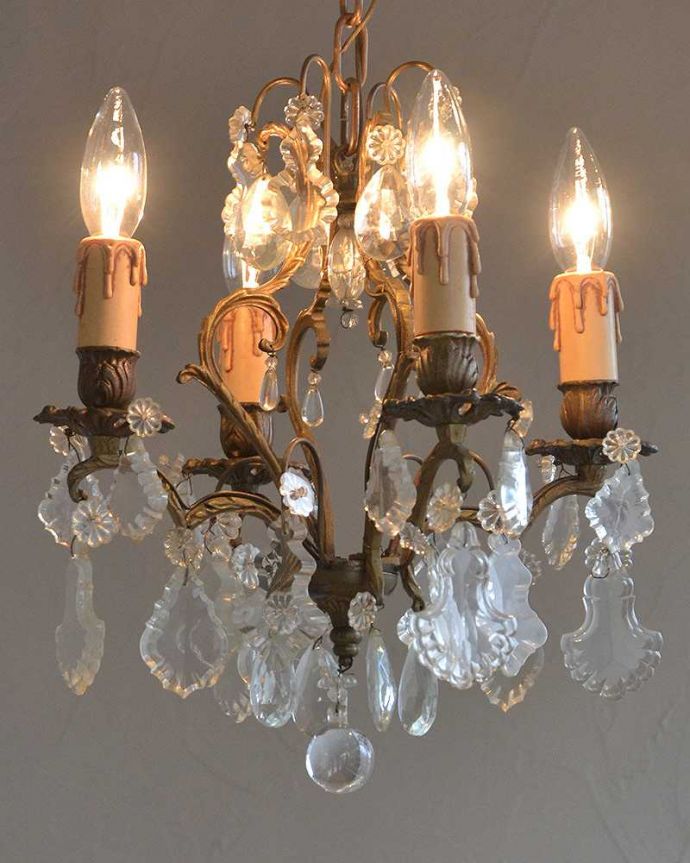 シャンデリア　照明・ライティング　アンティーク　シャンデリア(4灯)。灯りが灯るとさらにゴージャスな雰囲気になります。(h-345-z)