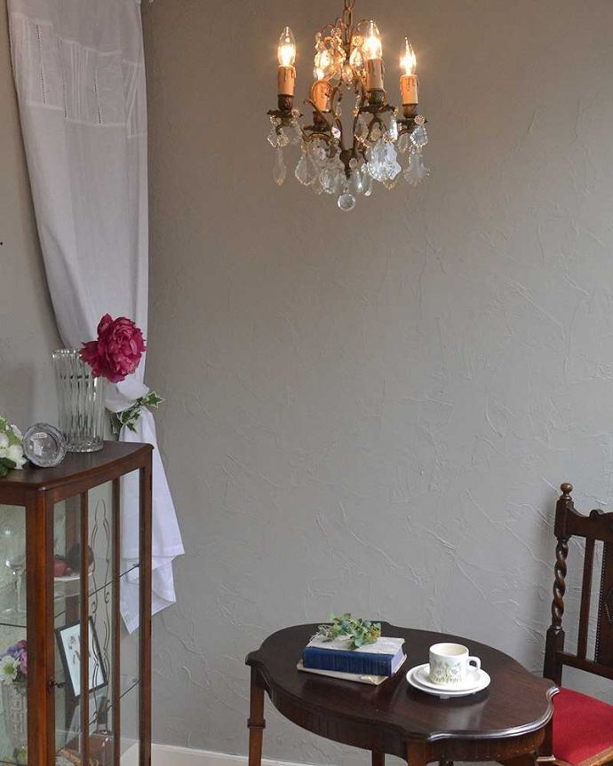 シャンデリア　照明・ライティング　アンティーク　シャンデリア(4灯)。お部屋の主役になるほどの存在感です。(h-345-z)