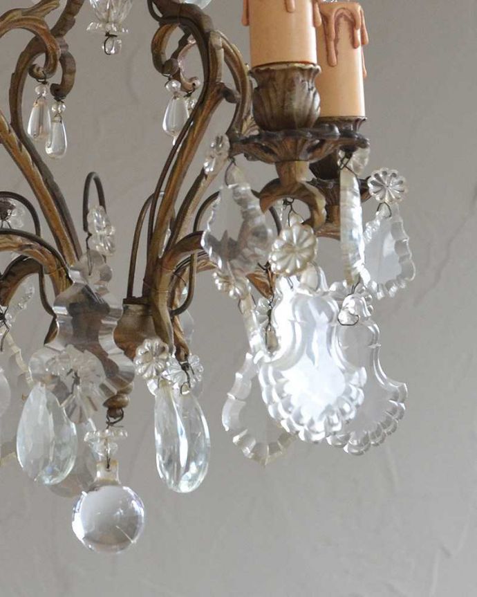 シャンデリア　照明・ライティング　アンティーク　シャンデリア(4灯)。お花とカットガラスのビーズがキラキラキレイに輝きます。(h-345-z)
