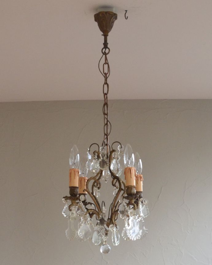 シャンデリア　照明・ライティング　アンティーク　シャンデリア(4灯)。真鍮のカバー付きです。(h-345-z)