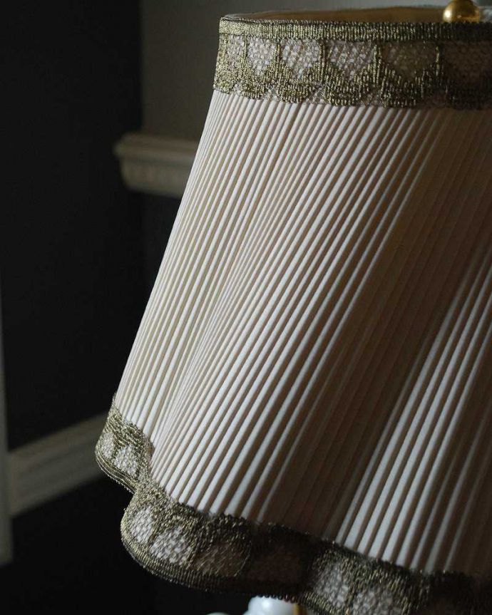 テーブルランプ（低い）　照明・ライティング　フランス輸入の大理石×真鍮スタンドのアンティーク　テーブルランプ(3灯)（Ｅ17シャンデリア球付）。シェードは当時のままのもの。(h-350-z)