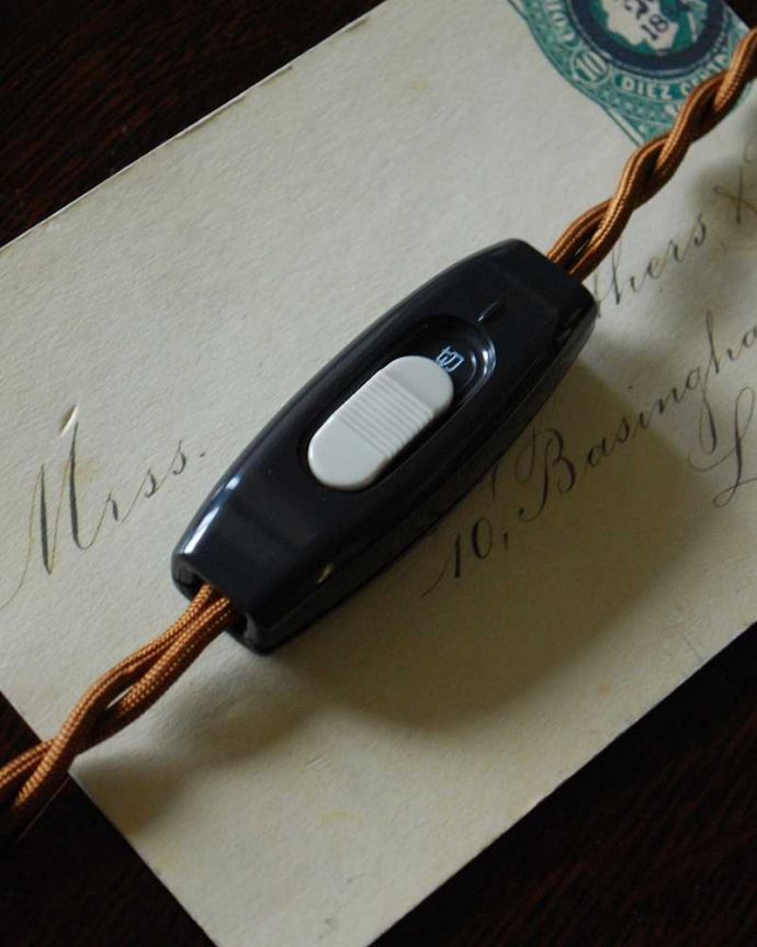 テーブルランプ（低い）　照明・ライティング　フランス輸入の大理石×真鍮スタンドのアンティーク　テーブルランプ(3灯)（Ｅ17シャンデリア球付）。スイッチです。(h-350-z)