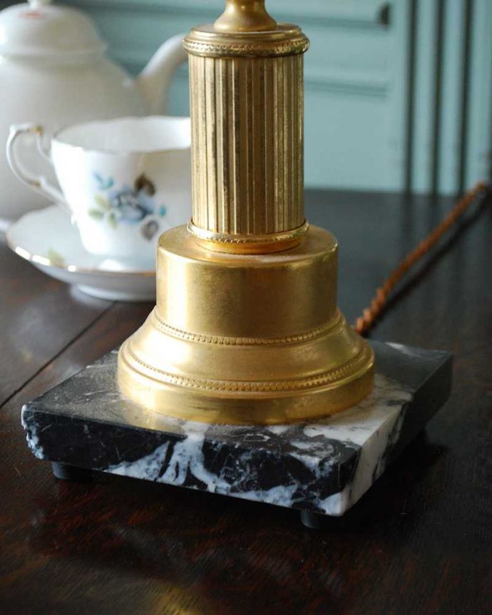 テーブルランプ（低い）　照明・ライティング　フランス輸入の大理石×真鍮スタンドのアンティーク　テーブルランプ(3灯)（Ｅ17シャンデリア球付）。土台には天然石が使われています。(h-350-z)