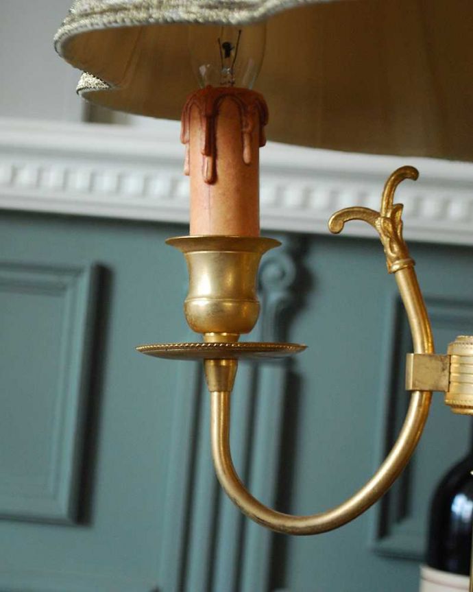 テーブルランプ（低い）　照明・ライティング　フランス輸入の大理石×真鍮スタンドのアンティーク　テーブルランプ(3灯)（Ｅ17シャンデリア球付）。本物のキャンドルのように仕上げたデザインです。(h-350-z)