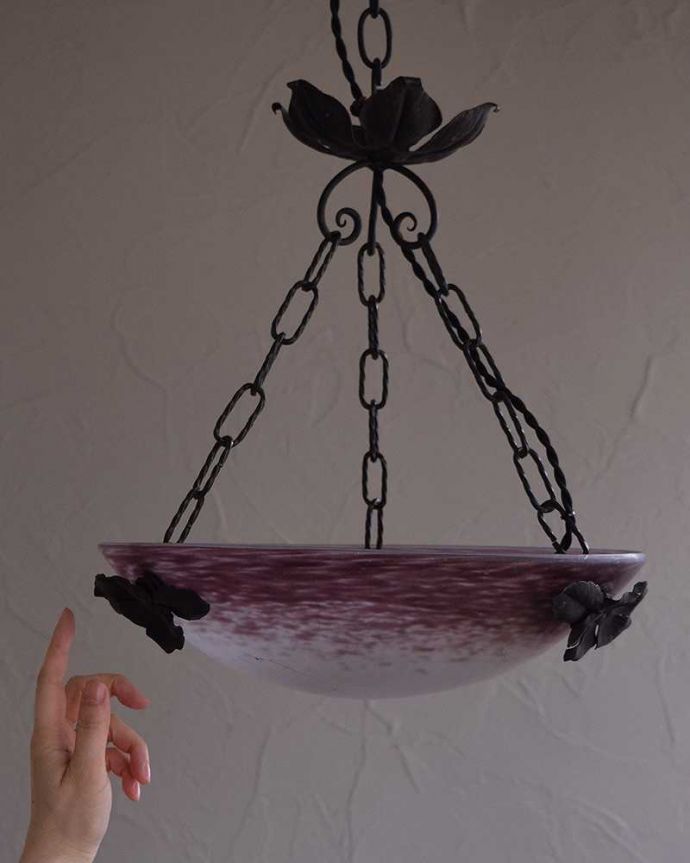 木製のシャンデリア　照明・ライティング　大人っぽいパープルのアンティークハンギングボウル（Ｅ17球付）(1灯)。引っ掛けシーリングのタイプに加工してお届けしますので、リビングやダイニングテーブルの上などお好きな場所に簡単に取り付けてみてください。(h-354-z)