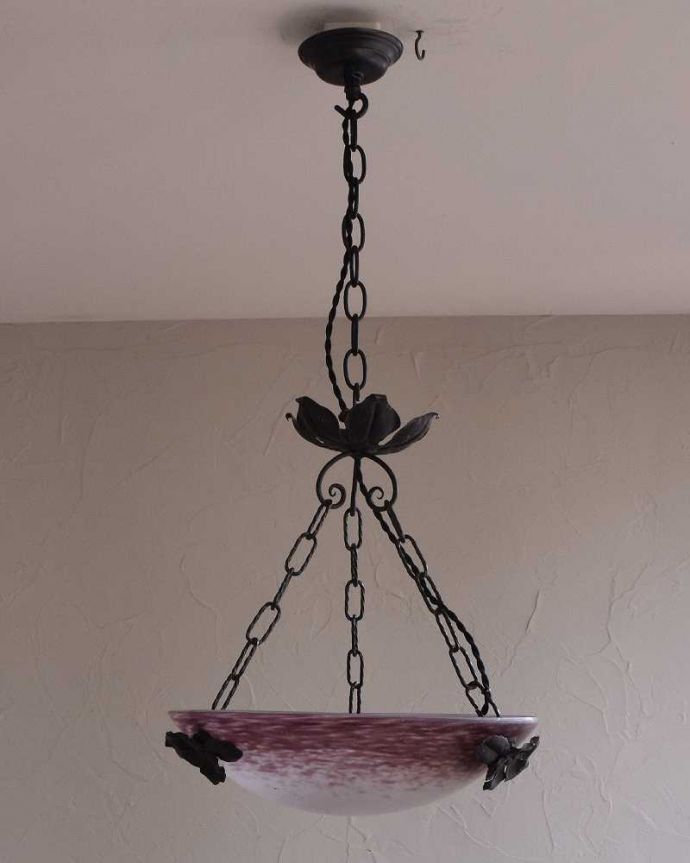 木製のシャンデリア　照明・ライティング　大人っぽいパープルのアンティークハンギングボウル（Ｅ17球付）(1灯)。真鍮のカバー付きです。(h-354-z)