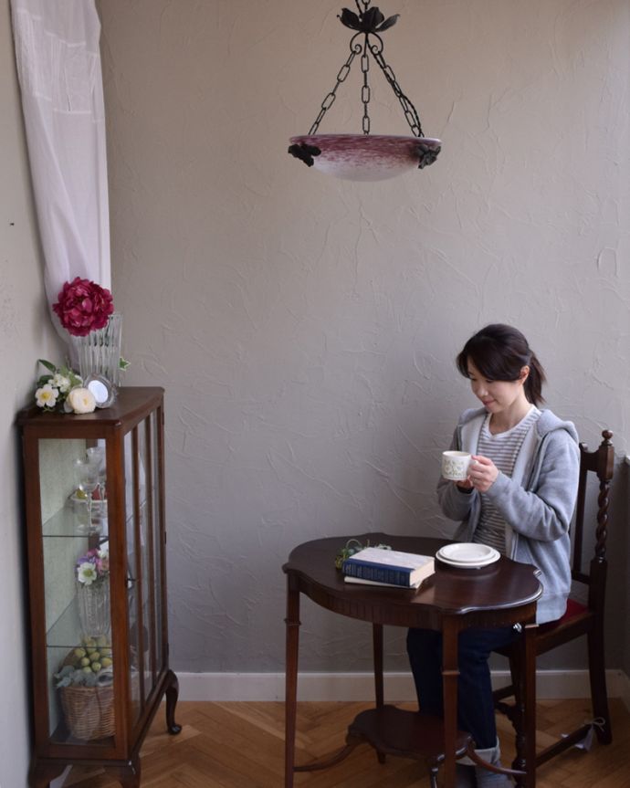 木製のシャンデリア　照明・ライティング　大人っぽいパープルのアンティークハンギングボウル（Ｅ17球付）(1灯)。こんなハンギングボウルの下だと、本を読んだりお茶する時間がワクワクしそうです！。(h-354-z)