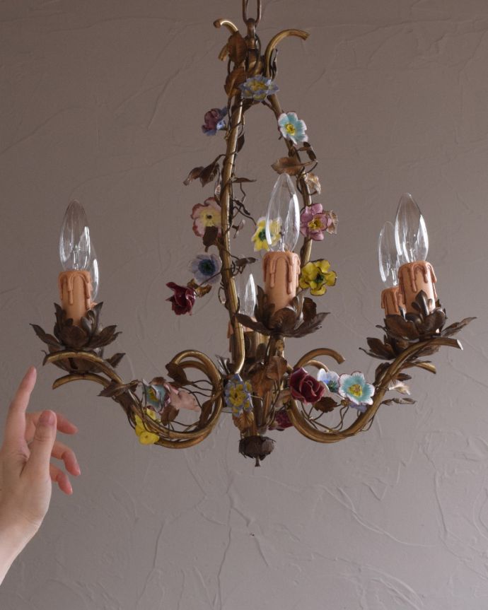 シャンデリア　照明・ライティング　フランスで見つけたお花付きのアンティーク　シャンデリア(6灯)（E17シャンデリア球付）。引っ掛けシーリングのタイプに加工してお届けしますので、リビングやダイニングテーブルの上などお好きな場所に簡単に取り付けてみてください。(h-356-z)