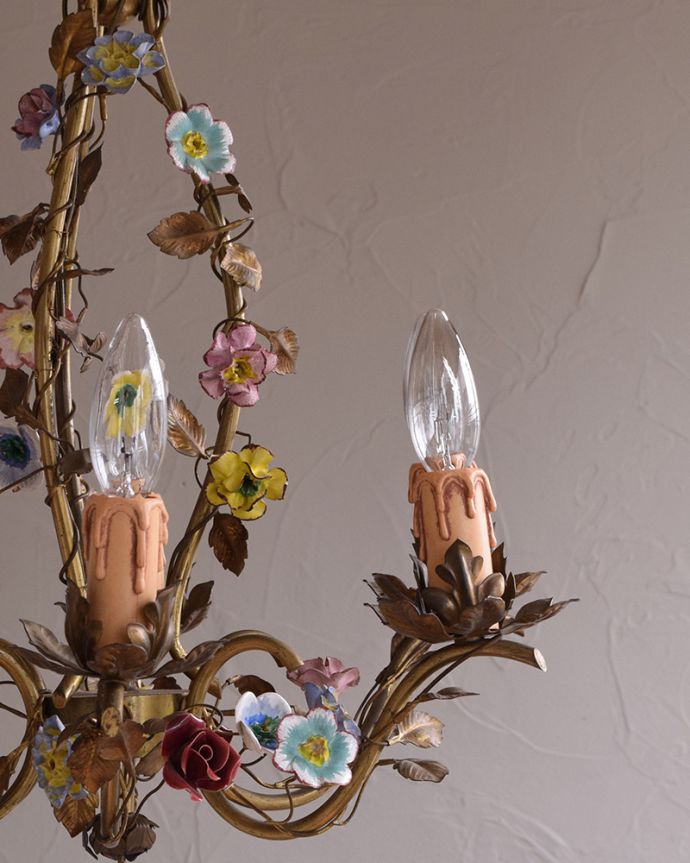 シャンデリア　照明・ライティング　フランスで見つけたお花付きのアンティーク　シャンデリア(6灯)（E17シャンデリア球付）。昼間は灯りをつけなくても、太陽の光でキラキラと輝きます。(h-356-z)