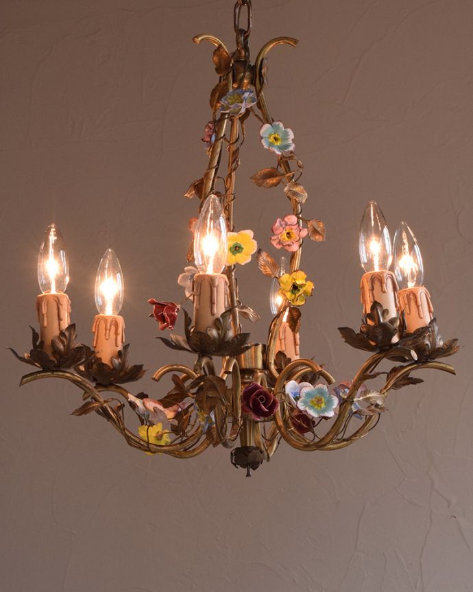 シャンデリア　照明・ライティング　フランスで見つけたお花付きのアンティーク　シャンデリア(6灯)（E17シャンデリア球付）。灯りが灯るとさらにゴージャスな雰囲気になります。(h-356-z)