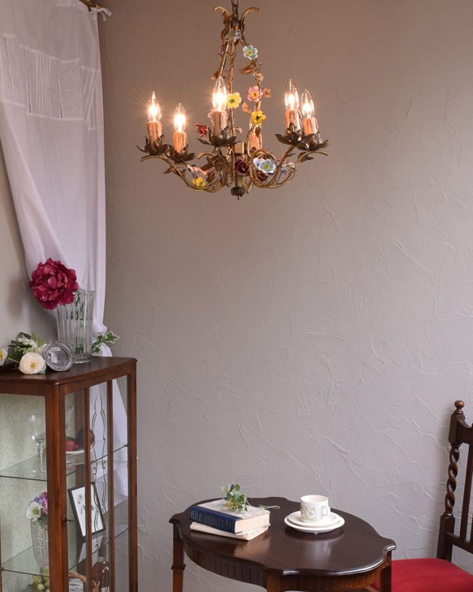シャンデリア　照明・ライティング　フランスで見つけたお花付きのアンティーク　シャンデリア(6灯)（E17シャンデリア球付）。お部屋の主役になるほどの存在感です。(h-356-z)