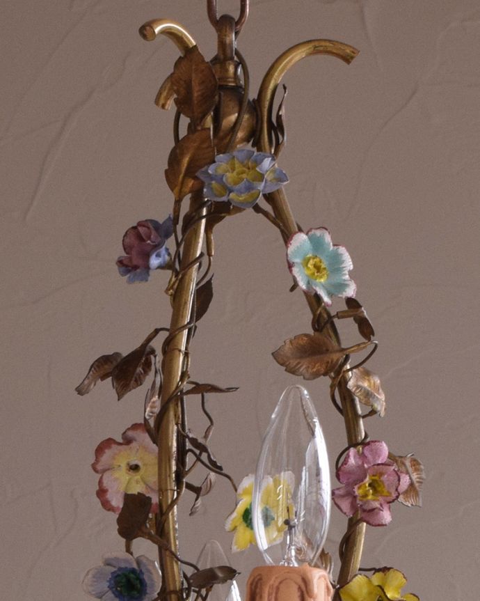 シャンデリア　照明・ライティング　フランスで見つけたお花付きのアンティーク　シャンデリア(6灯)（E17シャンデリア球付）。色とりどりの可愛いお花が付いています。(h-356-z)