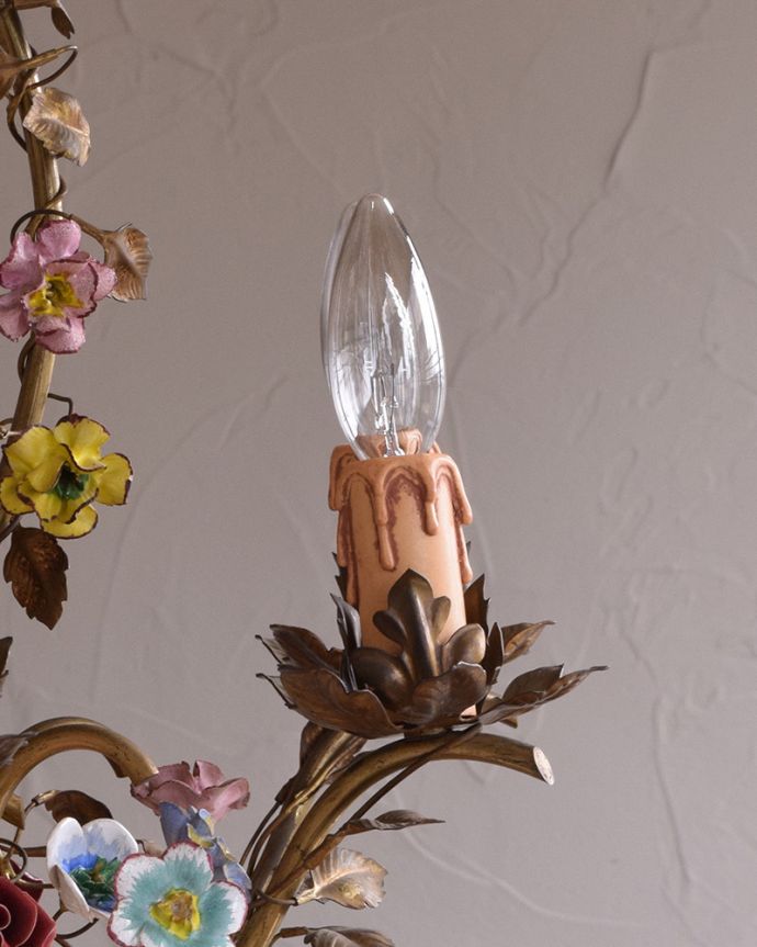 シャンデリア　照明・ライティング　フランスで見つけたお花付きのアンティーク　シャンデリア(6灯)（E17シャンデリア球付）。オーバーホール済みなので安心してお使い頂けます。(h-356-z)