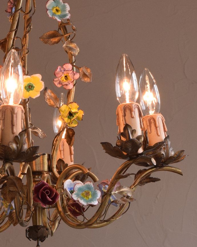 シャンデリア　照明・ライティング　フランスで見つけたお花付きのアンティーク　シャンデリア(6灯)（E17シャンデリア球付）。アンティークのため、多少の欠け・傷がある場合がありますが、使用上問題はありませんので、ご了承下さい。(h-356-z)