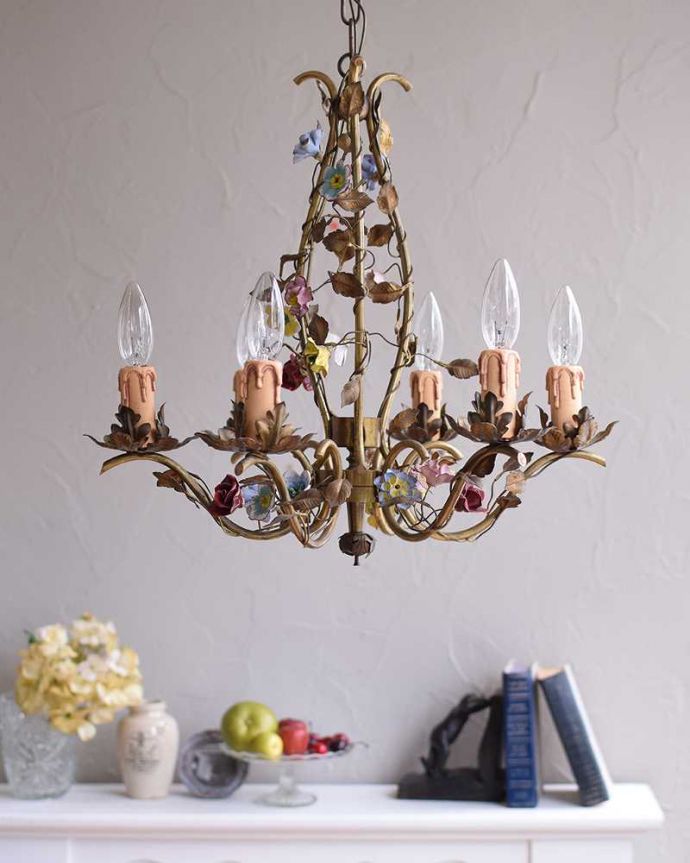 シャンデリア　照明・ライティング　フランスで見つけたお花付きのアンティーク　シャンデリア(6灯)（E17シャンデリア球付）。。(h-356-z)