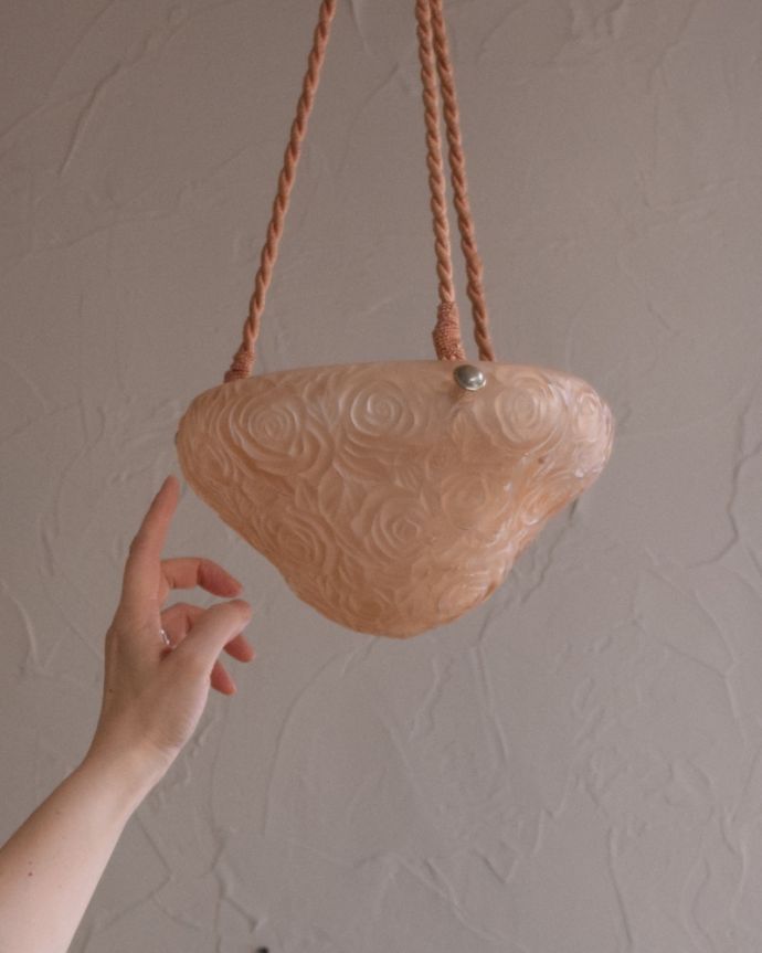 シャンデリア 照明・ライティング バラがたくさん!アンティークのハンギングボウル(E26球付)。とっても美しい照明の明かりでお部屋に安らぎをプラス。(h-357-z)