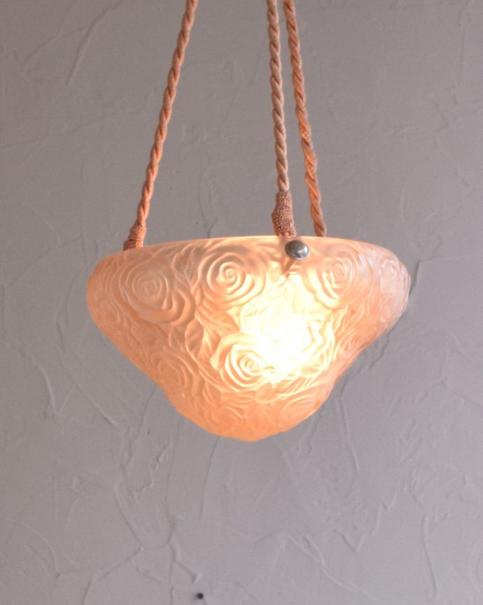 シャンデリア 照明・ライティング バラがたくさん!アンティークのハンギングボウル(E26球付)。存在感のある大きさなので、リビングや寝室など、どこでもオシャレに使えます。(h-357-z)