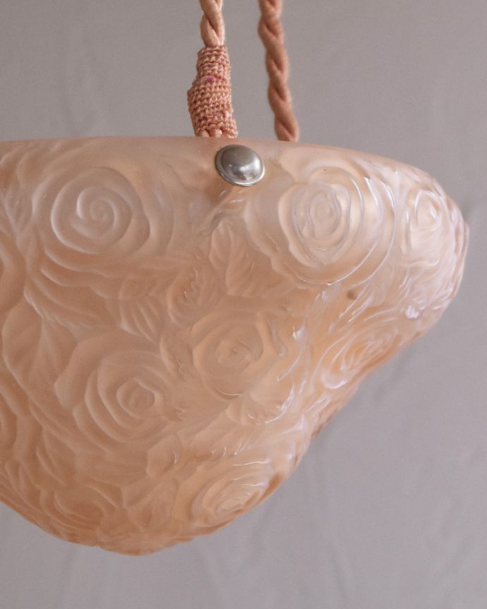 シャンデリア 照明・ライティング バラがたくさん!アンティークのハンギングボウル(E26球付)。淡いピンク色のガラス。(h-357-z)