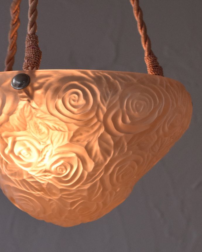 シャンデリア 照明・ライティング バラがたくさん!アンティークのハンギングボウル(E26球付)。灯りを点けると浮かび上がる模様にもうっとりしてしまいます。(h-357-z)