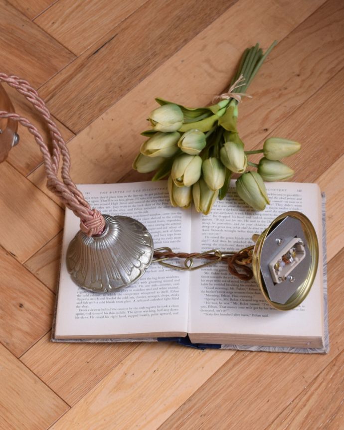 シャンデリア 照明・ライティング バラがたくさん!アンティークのハンギングボウル(E26球付)。引っ掛けシーリングのタイプに加工してお届けしますので、リビングやダイニングテーブルの上などお好きな場所に簡単に取り付けてみてください。(h-357-z)