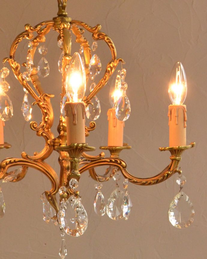 シャンデリア　照明・ライティング　真鍮の装飾が美しいアンティークシャンデリア(5灯)（Ｅ17シャンデリア球付）。たっぷり付いたガラスのアクセサリーのゆらめきがロマンチックです。(h-358-z)