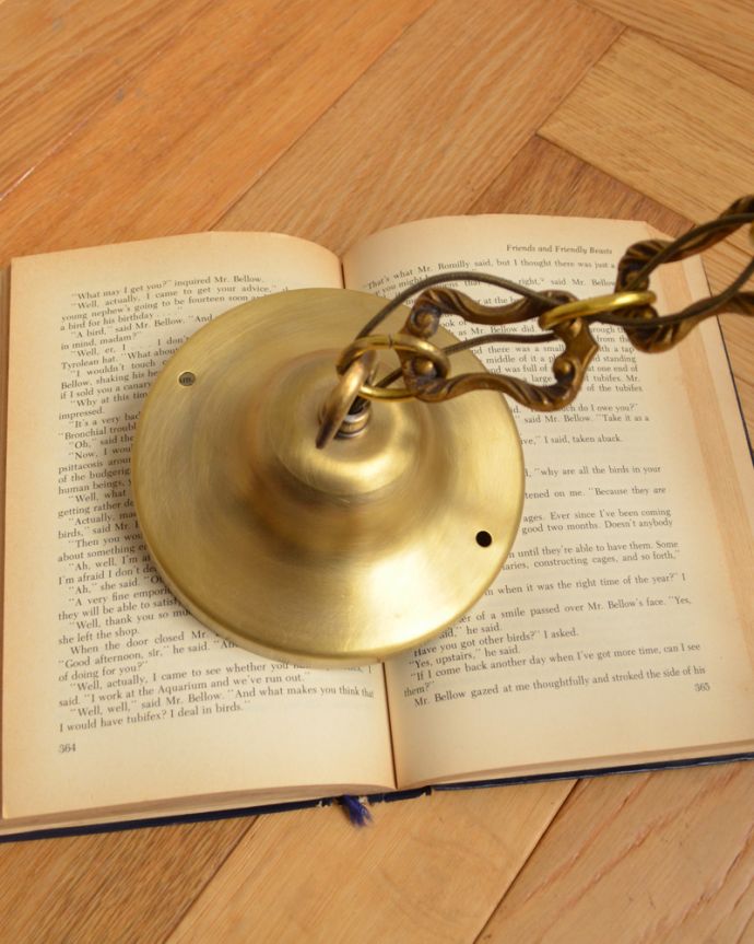 シャンデリア　照明・ライティング　真鍮の装飾が美しいアンティークシャンデリア(5灯)（Ｅ17シャンデリア球付）。真鍮のカバー付きです。(h-358-z)