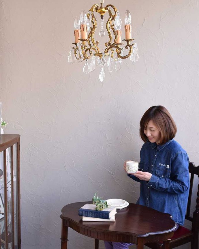 シャンデリア 照明・ライティング フランスで買い付けてきたアンティーク シャンデリア(4灯)(E17シャンデリア球付)。こんなシャンデリアの下だと、本を読んだりお茶する時間がワクワクしそうです!。(h-359-z)