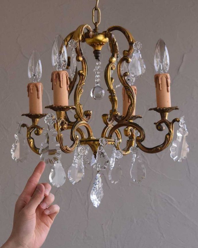 シャンデリア 照明・ライティング フランスで買い付けてきたアンティーク シャンデリア(4灯)(E17シャンデリア球付)。引っ掛けシーリングのタイプに加工してお届けしますので、リビングやダイニングテーブルの上などお好きな場所に簡単に取り付けてみてください。(h-359-z)