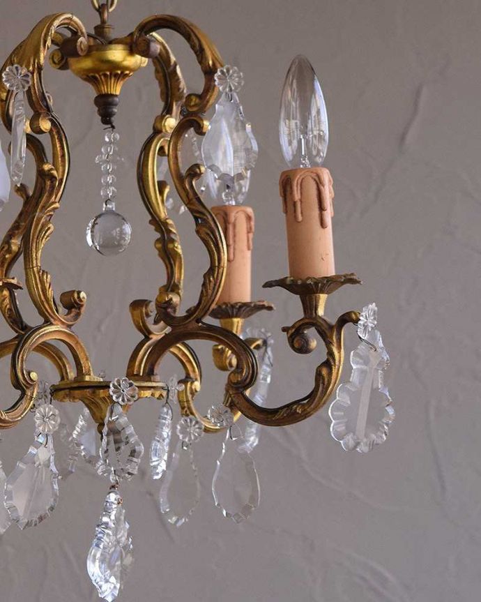 シャンデリア 照明・ライティング フランスで買い付けてきたアンティーク シャンデリア(4灯)(E17シャンデリア球付)。昼間は灯りをつけなくても、太陽の光でキラキラと輝きます。(h-359-z)