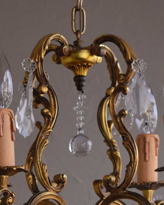 シャンデリア 照明・ライティング フランスで買い付けてきたアンティーク シャンデリア(4灯)(E17シャンデリア球付)。たっぷり付いたガラスのアクセサリーのゆらめきがロマンチックです。(h-359-z)