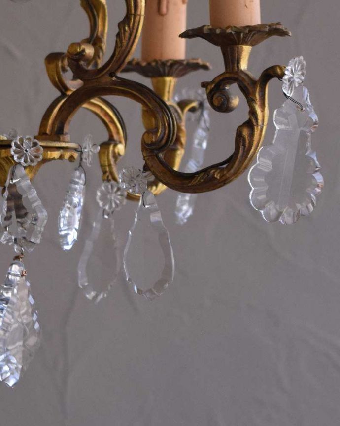 シャンデリア 照明・ライティング フランスで買い付けてきたアンティーク シャンデリア(4灯)(E17シャンデリア球付)。お花とガラスのビーズがキラキラキレイに輝きます。(h-359-z)