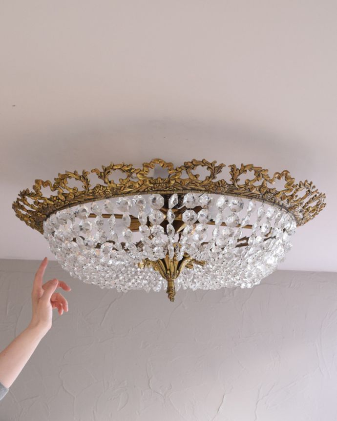 シャンデリア　照明・ライティング　フランス輸入のアンティークシャンデリア（４灯）（Ｅ26球付）。このシャンデリアは、重さが5ｋｇを超えていますので、電気屋さんによる直結工事が必要です。(h-363-z)