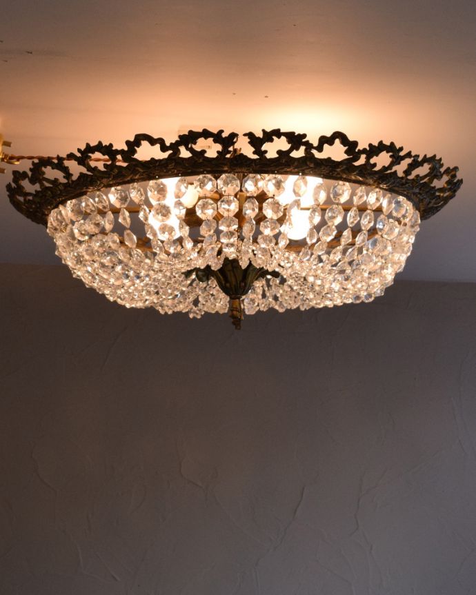 シャンデリア　照明・ライティング　フランス輸入のアンティークシャンデリア（４灯）（Ｅ26球付）。灯りが灯るとさらにゴージャスな雰囲気になります。(h-363-z)