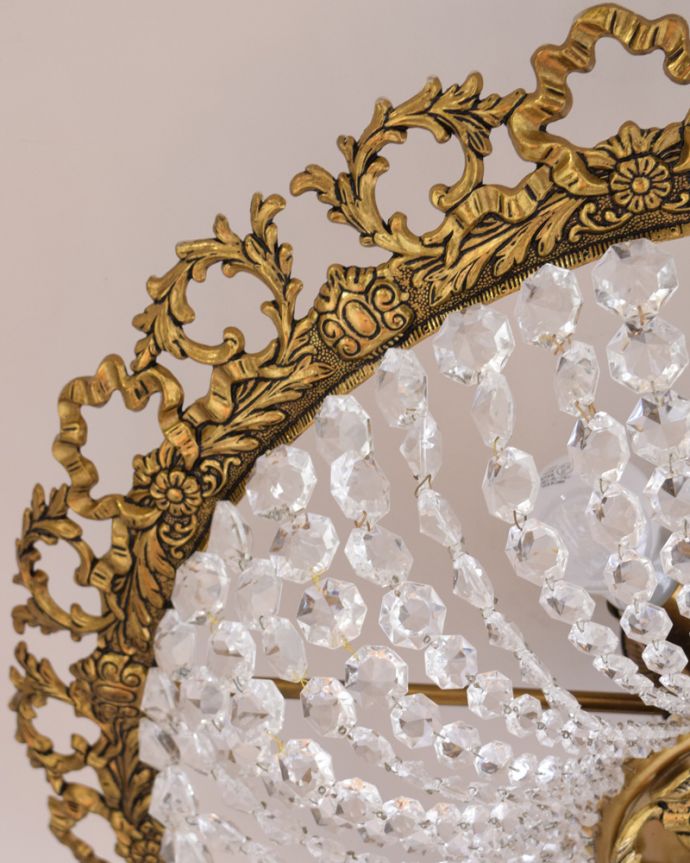 シャンデリア　照明・ライティング　フランス輸入のアンティークシャンデリア（４灯）（Ｅ26球付）。昼間は灯りをつけなくても、太陽の光でキラキラと輝きます。(h-363-z)