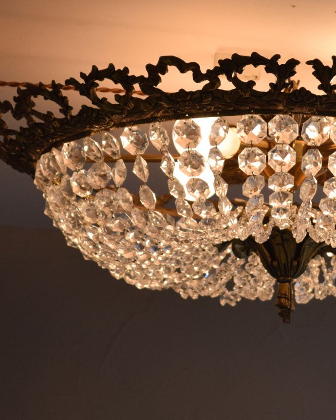 シャンデリア　照明・ライティング　フランス輸入のアンティークシャンデリア（４灯）（Ｅ26球付）。たっぷり付いたガラスのアクセサリーのゆらめきがロマンチックです。(h-363-z)