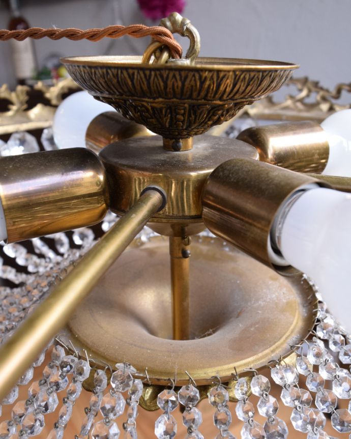 シャンデリア　照明・ライティング　フランス輸入のアンティークシャンデリア（４灯）（Ｅ26球付）。装飾が付いたエレガントな真鍮のカバー付きです。(h-363-z)