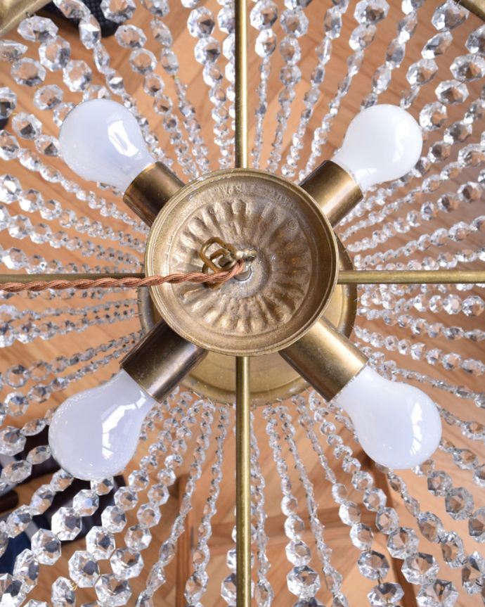 シャンデリア　照明・ライティング　フランス輸入のアンティークシャンデリア（４灯）（Ｅ26球付）。オーバーホール済みなので安心してお使い頂けます。(h-363-z)