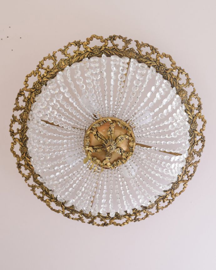 シャンデリア　照明・ライティング　フランス輸入のアンティークシャンデリア（４灯）（Ｅ26球付）。ガラスには、写真に映らない多少の欠け・傷がある場合がありますが、使用上問題はありませんので、ご了承下さい。(h-363-z)