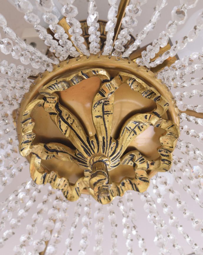 シャンデリア　照明・ライティング　フランス輸入のアンティークシャンデリア（４灯）（Ｅ26球付）。隅々まで真鍮の装飾が美しいデザインです。(h-363-z)