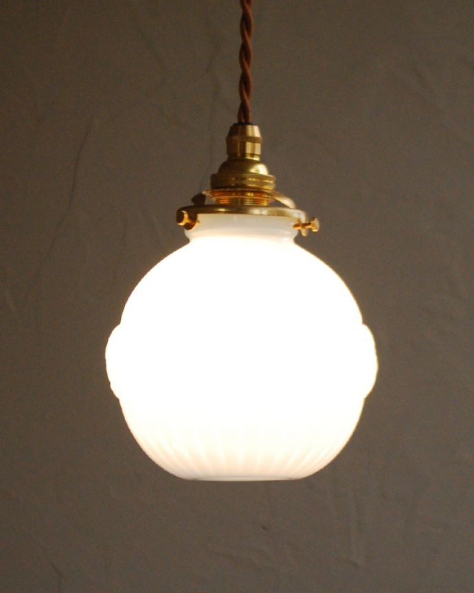 ペンダントライト　照明・ライティング　フランス輸入のアンティークペンダントライト（コード・シャンデリア電球・ギャラリーA付き）。アンティークのミルクガラスは、光を通すとなんとも言えないステキな雰囲気でお部屋を照らしてくれます。(h-367-z)