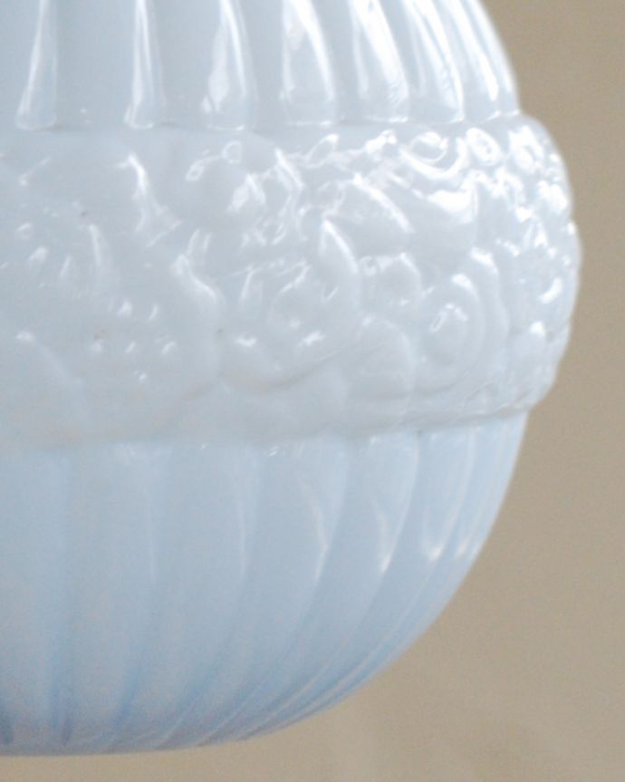 ペンダントライト　照明・ライティング　フランス輸入のアンティークペンダントライト（コード・シャンデリア電球・ギャラリーA付き）。ぷくぷくっとしたお花の模様が可愛いアクセントです。(h-367-z)