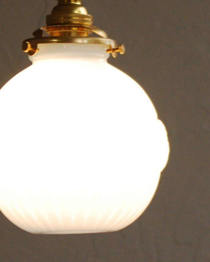 ペンダントライト　照明・ライティング　フランス輸入のアンティークペンダントライト（コード・シャンデリア電球・ギャラリーA付き）。アンティークのミルクガラスは、光を通すとなんとも言えないステキな雰囲気でお部屋を照らしてくれます。(h-367-z)