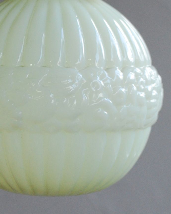 ペンダントライト　照明・ライティング　フランスで見つけたアンティークペンダントライト（コード・シャンデリア電球・ギャラリーA付き）。ぷくぷくっとしたお花の模様が可愛いアクセントです。(h-369-z)