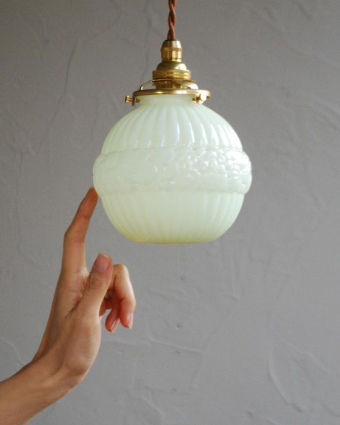 ペンダントライト　照明・ライティング　フランスで見つけたアンティークペンダントライト（コード・シャンデリア電球・ギャラリーA付き）。シェードは、アンティークのため、誤差があったり、キズ、汚れが入っている場合もあります。(h-369-z)