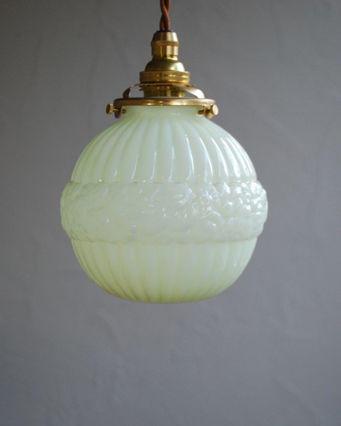 ペンダントライト　照明・ライティング　フランスで見つけたアンティークペンダントライト（コード・シャンデリア電球・ギャラリーA付き）。【 シェードのサイズ 】直径13×高さ12.5cmコードは50、80cm以外にも、ご希望の長さで加工してお届けします。(h-369-z)