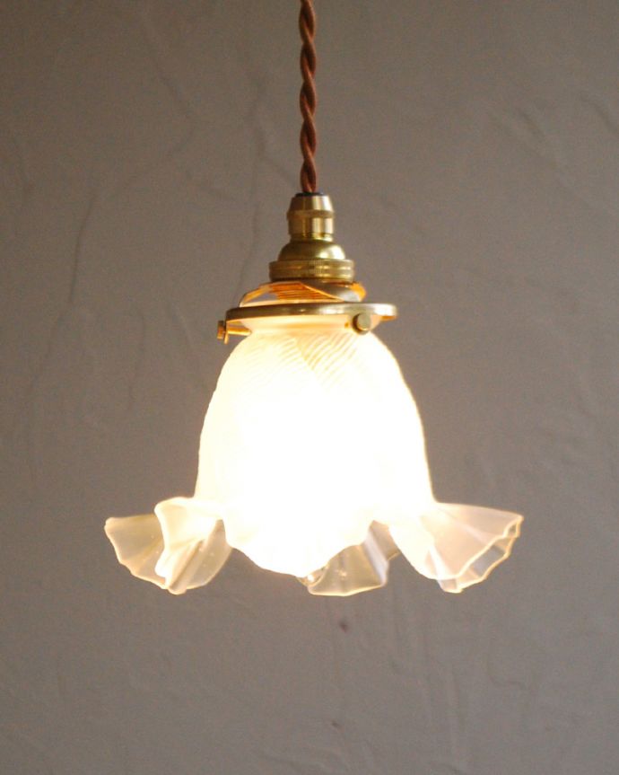 ペンダントライト　照明・ライティング　フランスのアンティークシェードペンダントライト（コード・シャンデリア球・ギャラリーA付き）。フリルのデザインも可愛らしいですよね。(h-370-z)