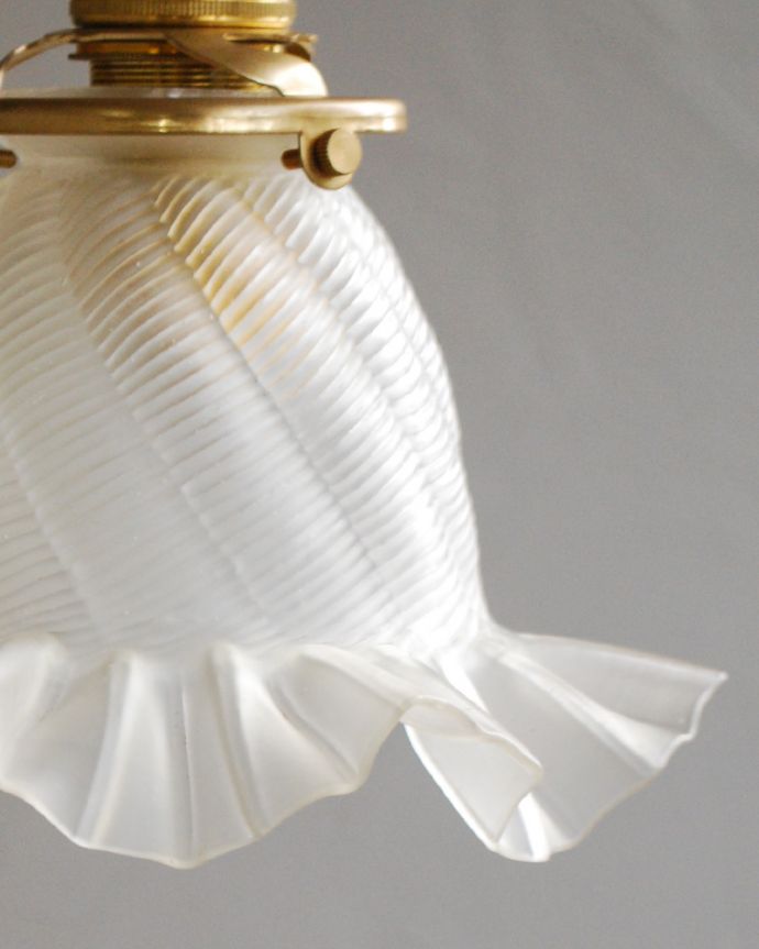 ペンダントライト　照明・ライティング　フランスのアンティークシェードペンダントライト（コード・シャンデリア球・ギャラリーA付き）。シェードは、手作りのため多少、誤差があったり、気泡やキズ、汚れが入っている場合もあります。(h-370-z)